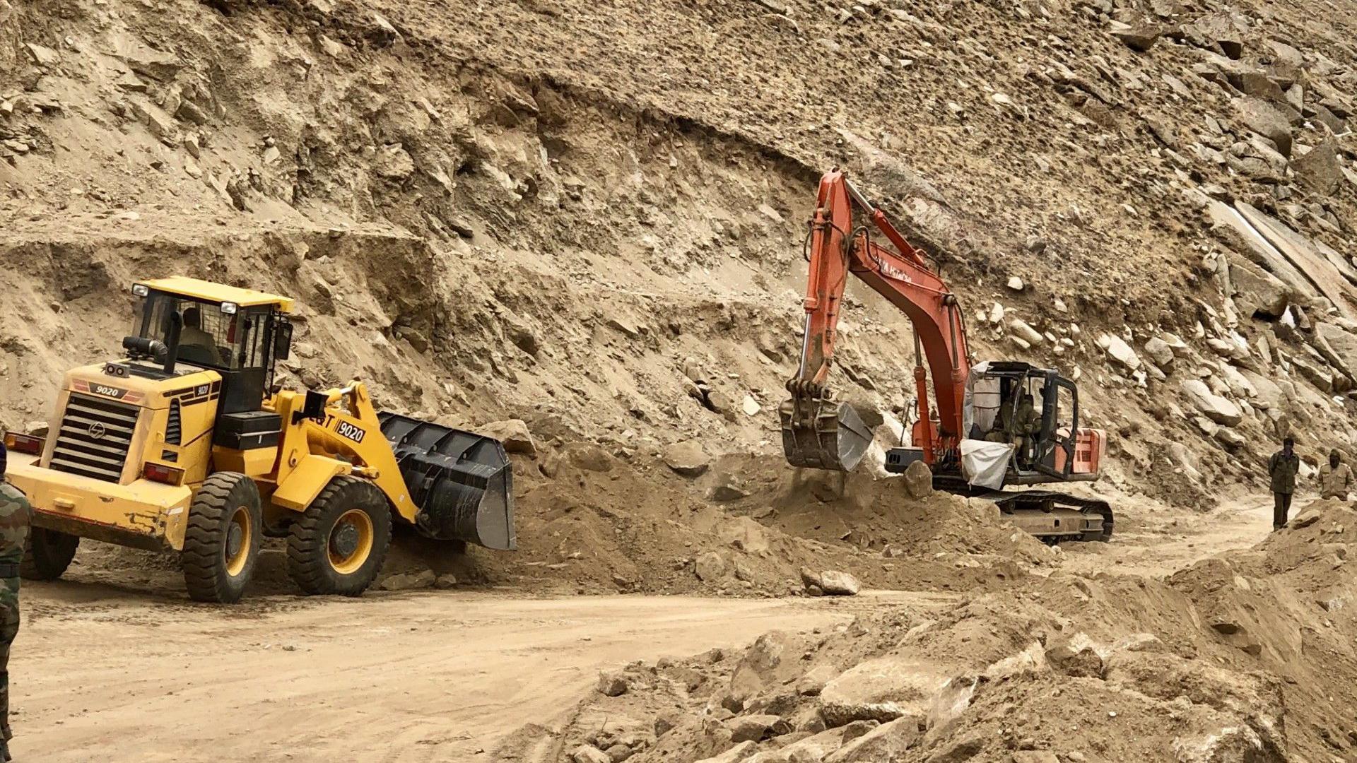 起重機和推土機正在拉達克搬運泥土。