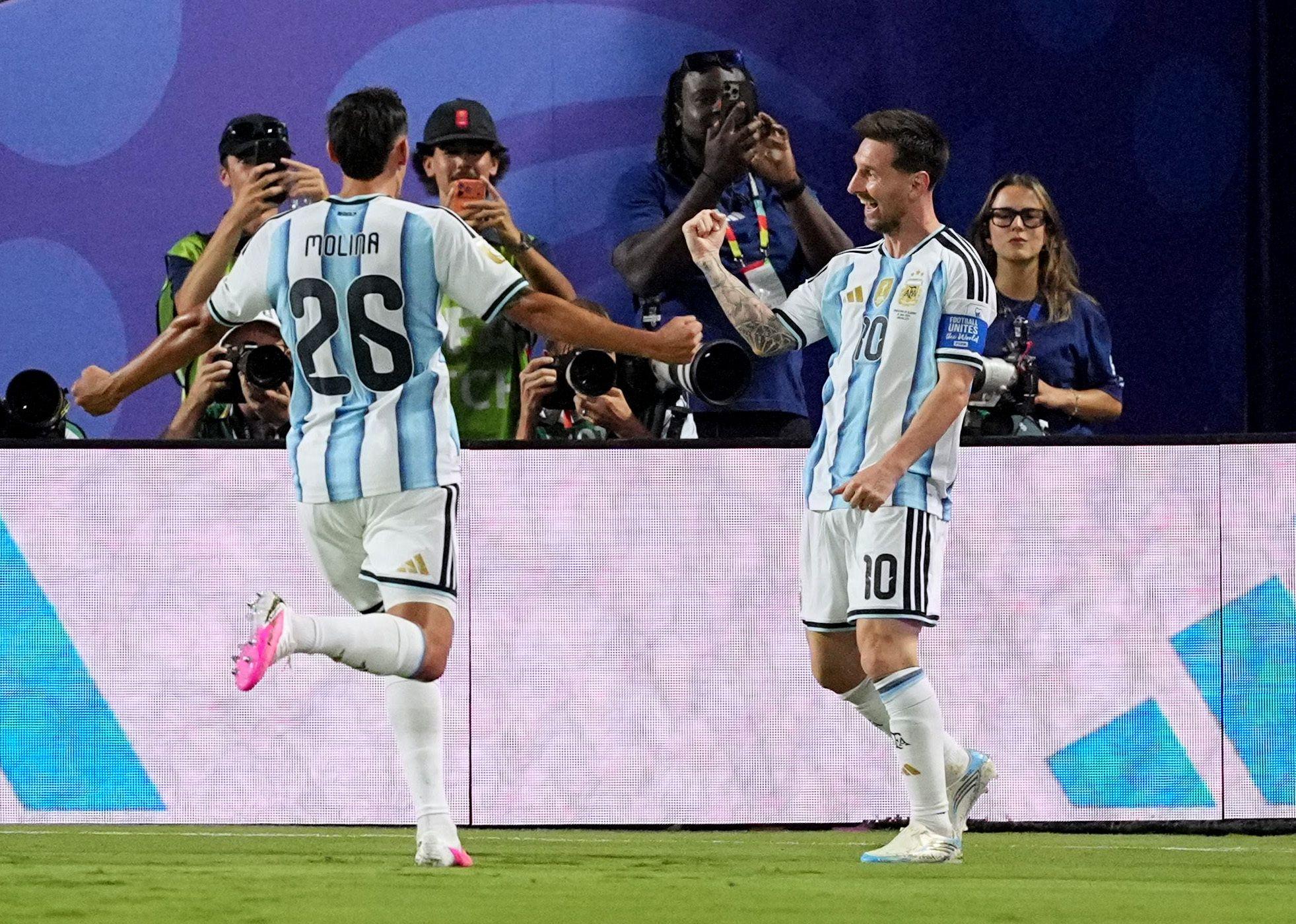 كأس العالم: هاتريك لميسي يمنح الأرجنتين فوزاً على الجزائر في مستهل مشوارها في الدفاع عن اللقب