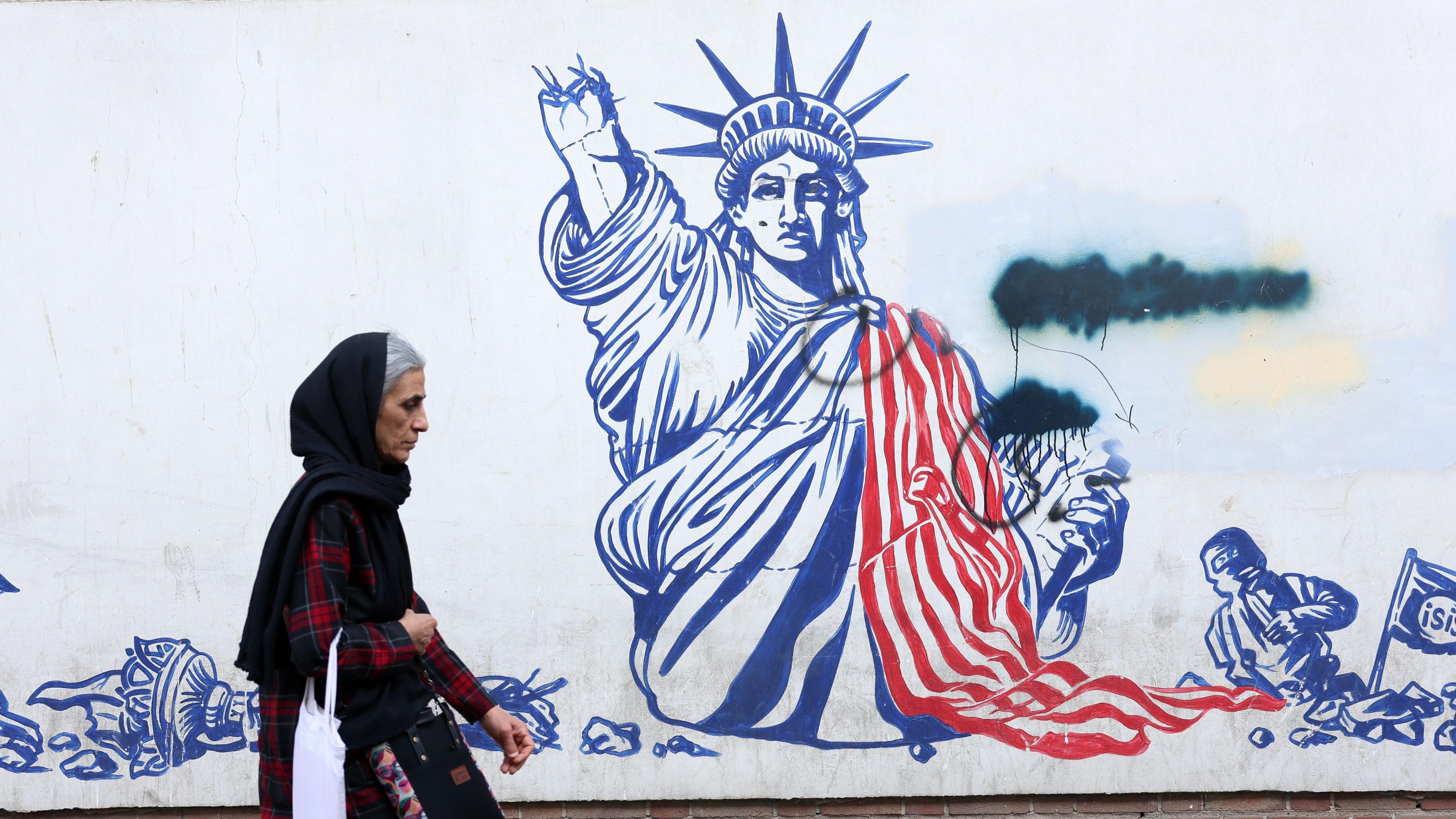 إيران تجدد التحذير من أي تصعيد يتجاوز حدودها، وتعرض "تنازلات نووية" مشروطة برفع العقوبات الأمريكية