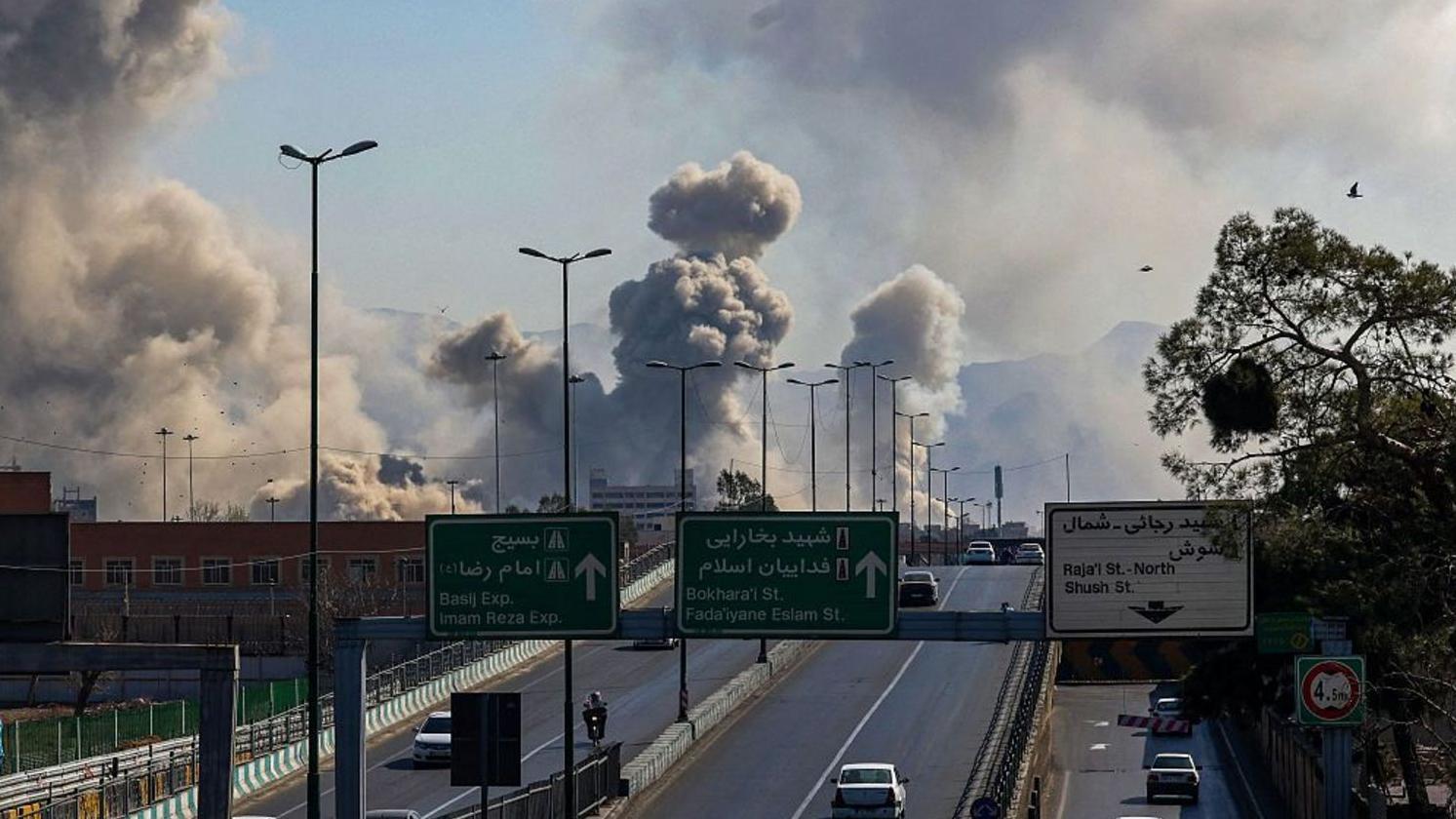 أعمدة دخان تتصاعد