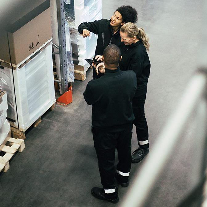 Mulheres trabalhando em um armazém