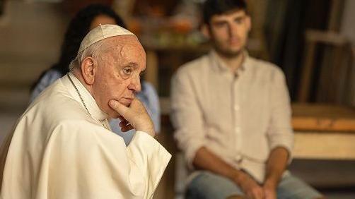 Papa Francisco ouve atentamente jovens durante a gravação de documentário. Ao fundo, Juan Cuatrecasas, que denunciou abusos sexuais sofridos em escola católica na Espanha