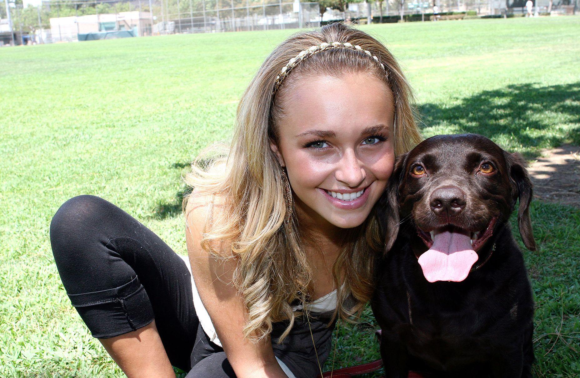 Hayden Panettiere, con una diadema y sonriendo, posa para un retrato con su perra en 2006.