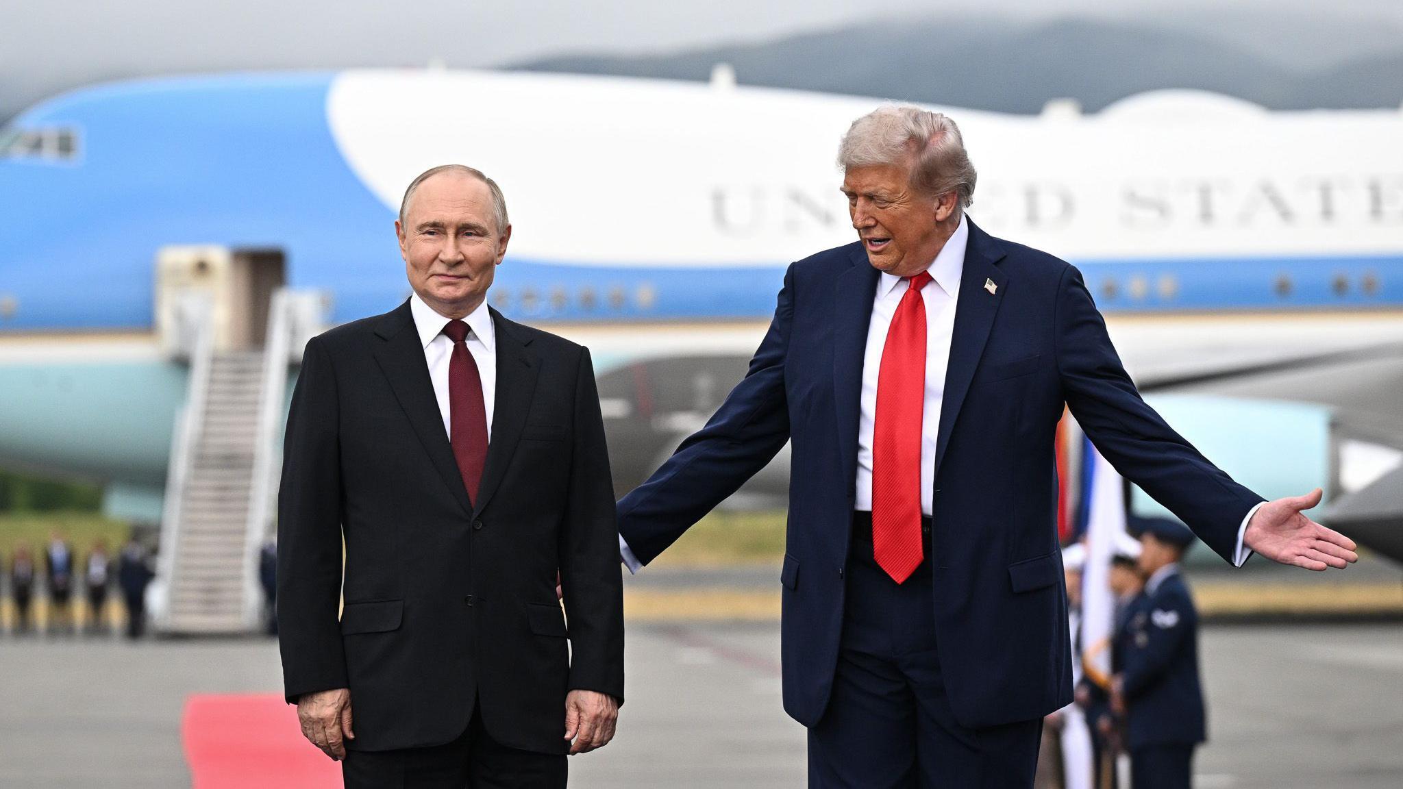 Donald Trump da la bienvenida a Vladimir Putin en Alaska con una alfombra roja y un cálido apretón de manos.
