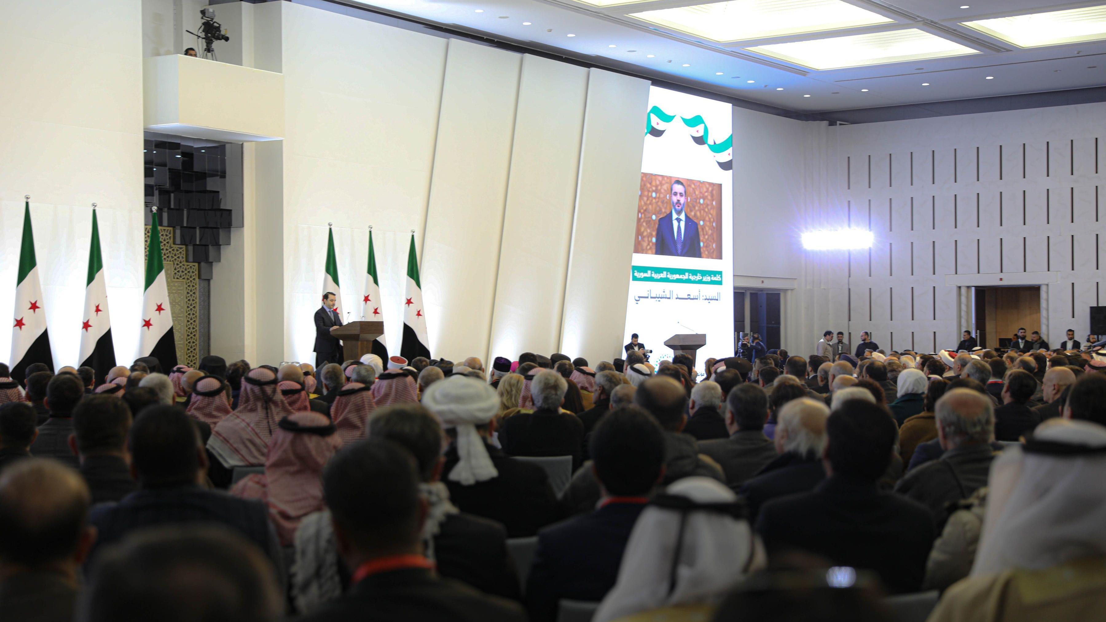 وزير الخارجية السوري أسعد الشيباني يتحدث خلال مؤتمر الحوار الوطني في دمشق.