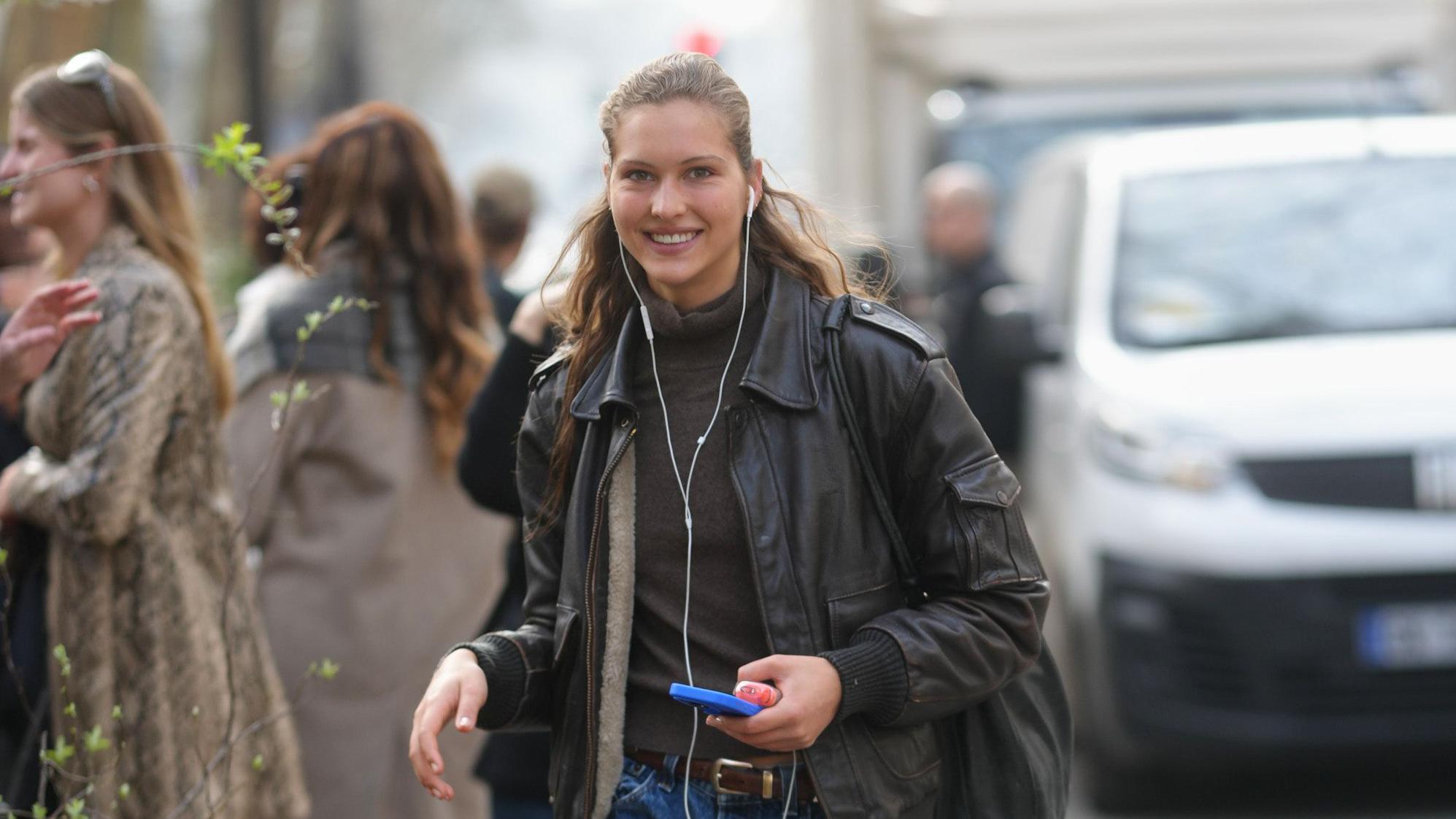 Una mujer con auriculares con cable. 