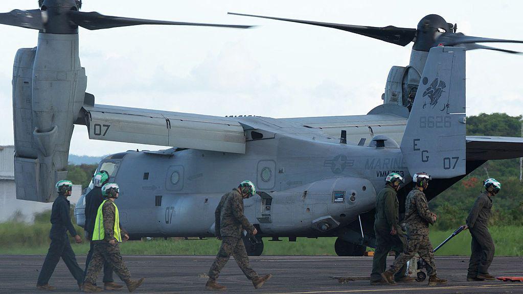 Infantes de Marina de EE.UU. descargan equipo de un V-22 Osprey a su llegada al aeropuerto José Aponte de la Torre.