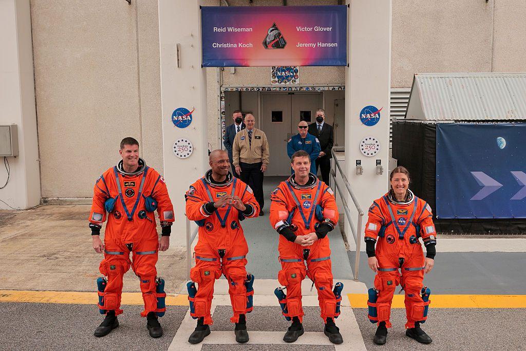 El especialista Jeremy Hansen, el piloto Victor Glover, el comandante Reid Wiseman y la especialista Christina Koch.