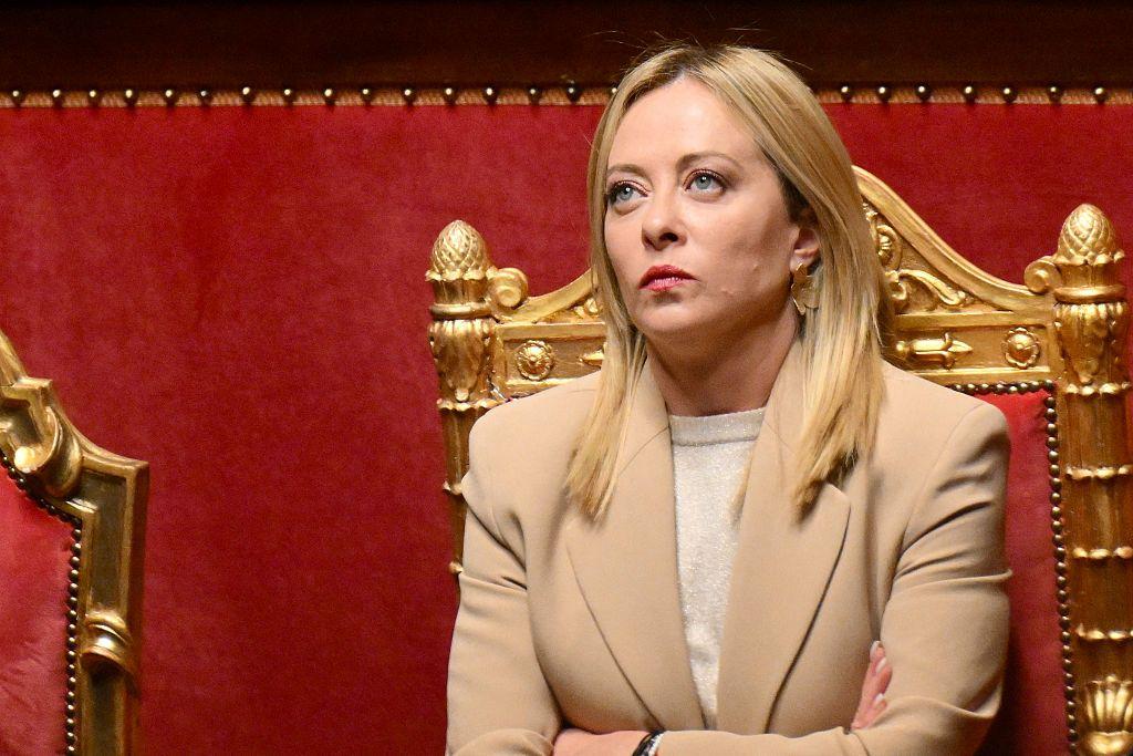 La primera ministra Giorgia Meloni sentada en una silla