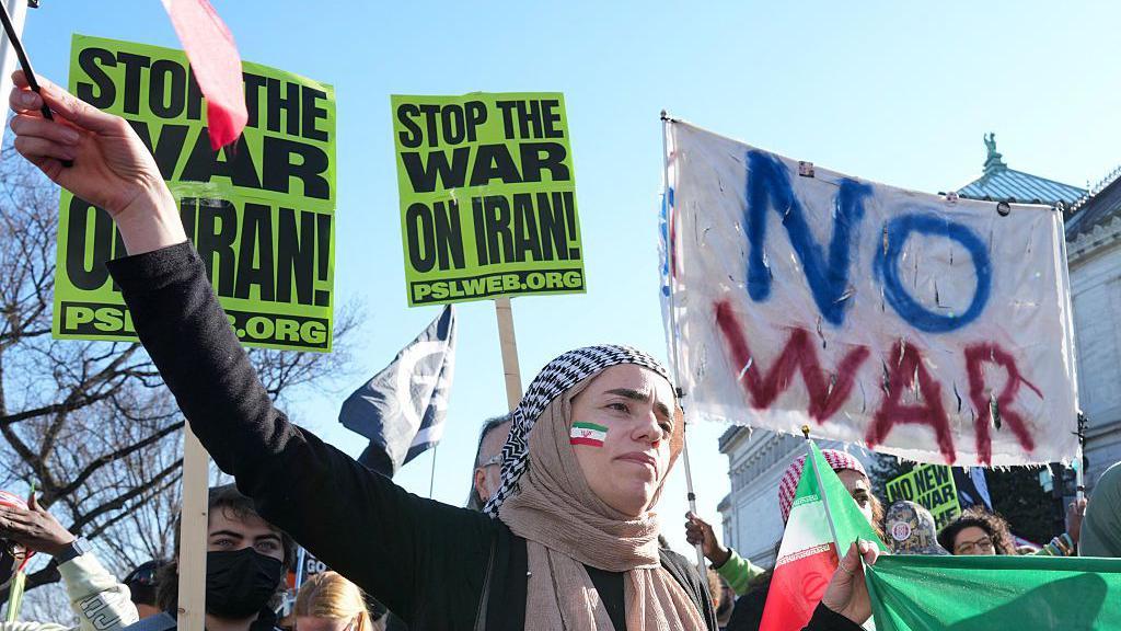 Skup ljudi sa iranskim zastavama u Vašingtonu 28. februara