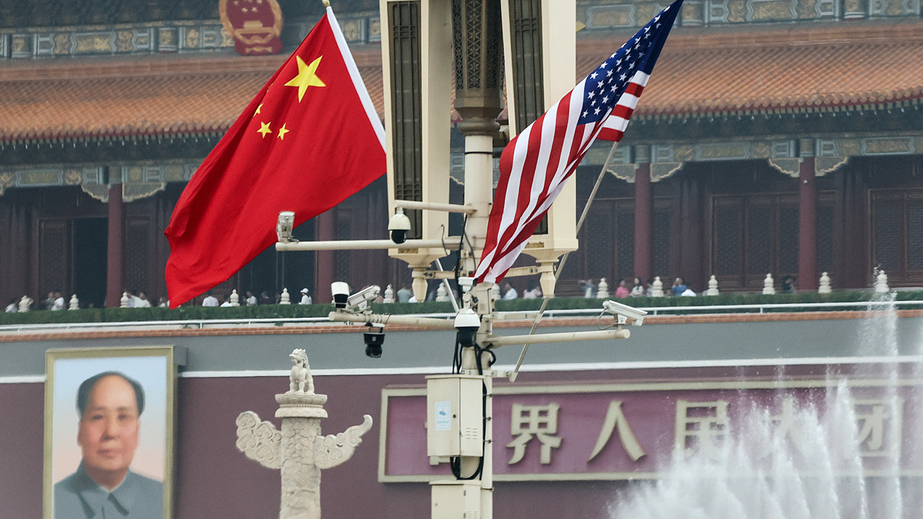 Una bandera de China y una de EE.UU. en la plaza de Tiananmen 