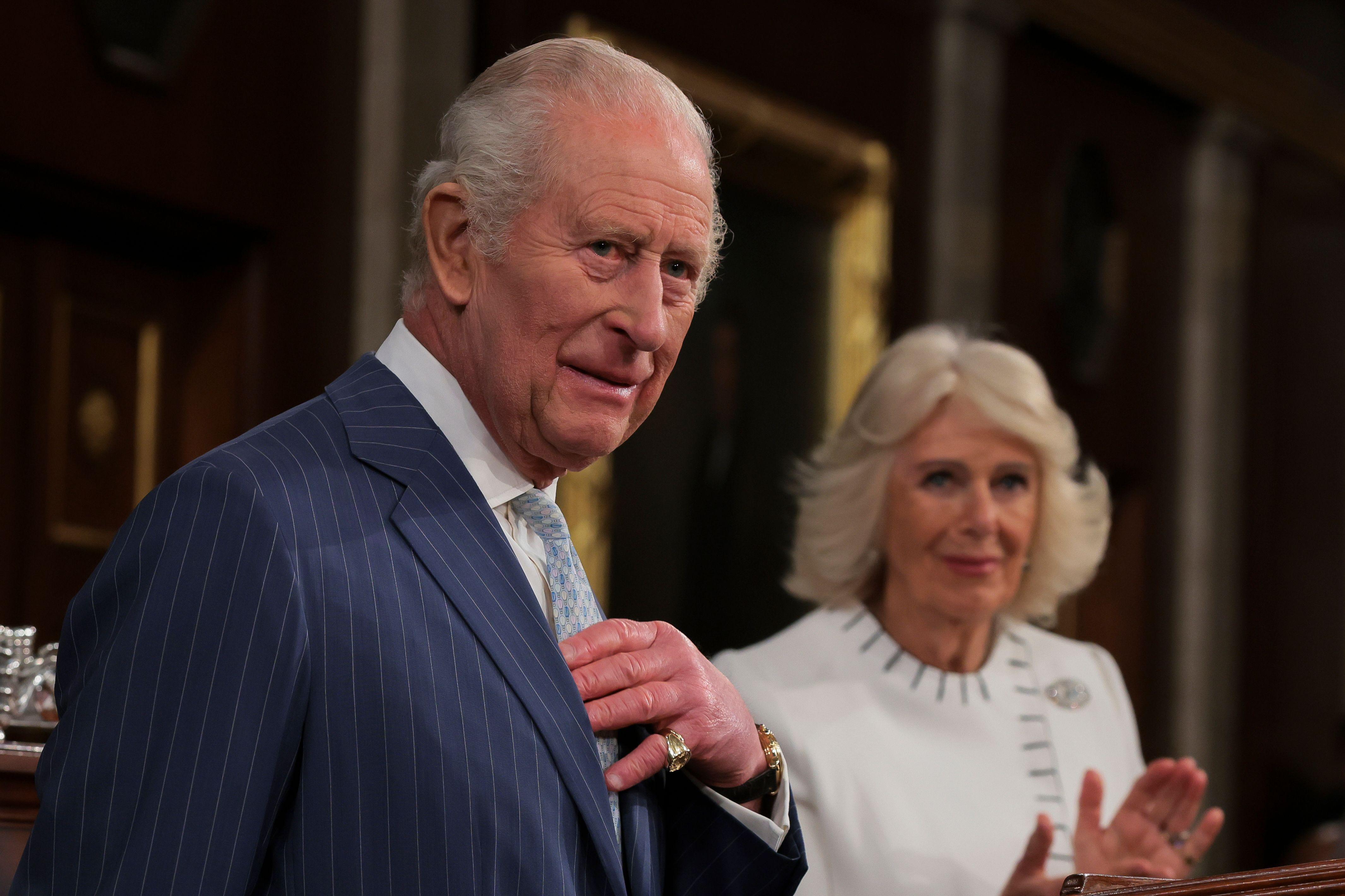 الملك تشارلز ملك بريطانيا وبجانبه الملكة كاميلا بعد خطابه أمام جلسة مشتركة للكونغرس في قاعة مجلس النواب بمبنى الكابيتول الأمريكي في واشنطن العاصمة، الولايات المتحدة الأمريكية، في 28 أبريل 2026.