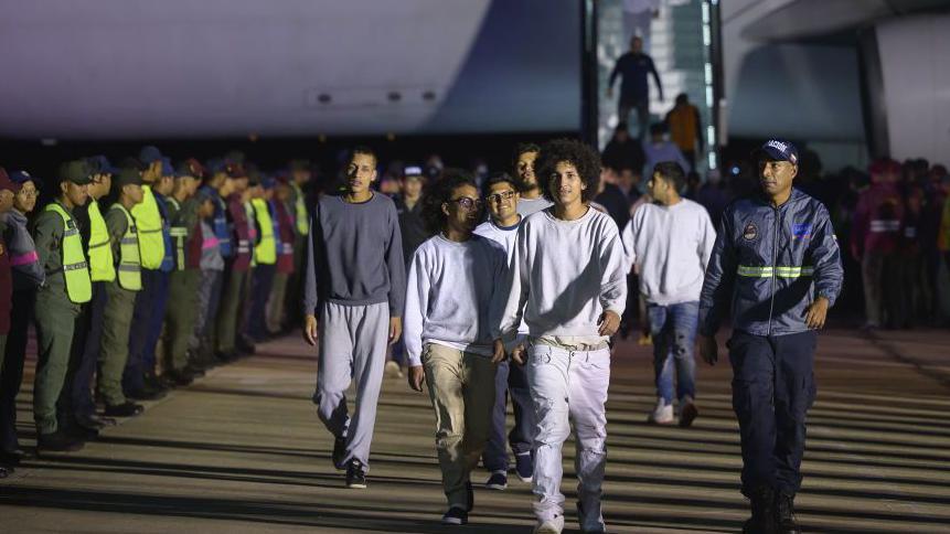 Venezolanos de regreso a Caracas el pasado marzo en un vuelo de deportación.