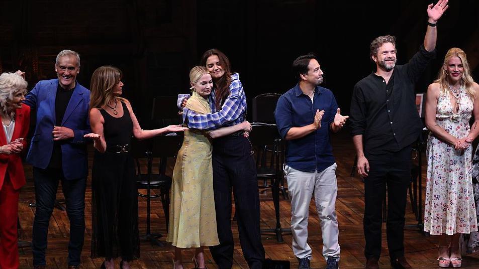 Glumci iz serije Dosonov svet, Mišel Vilijams i Kejt Holms se grle 