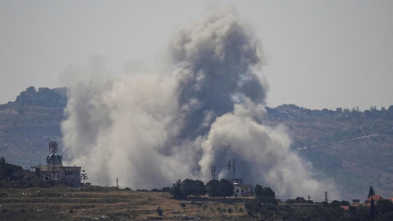 Una columna de humo dejada por el ataque de misiles, vista desde Nabatieh, en el sur de Líbano