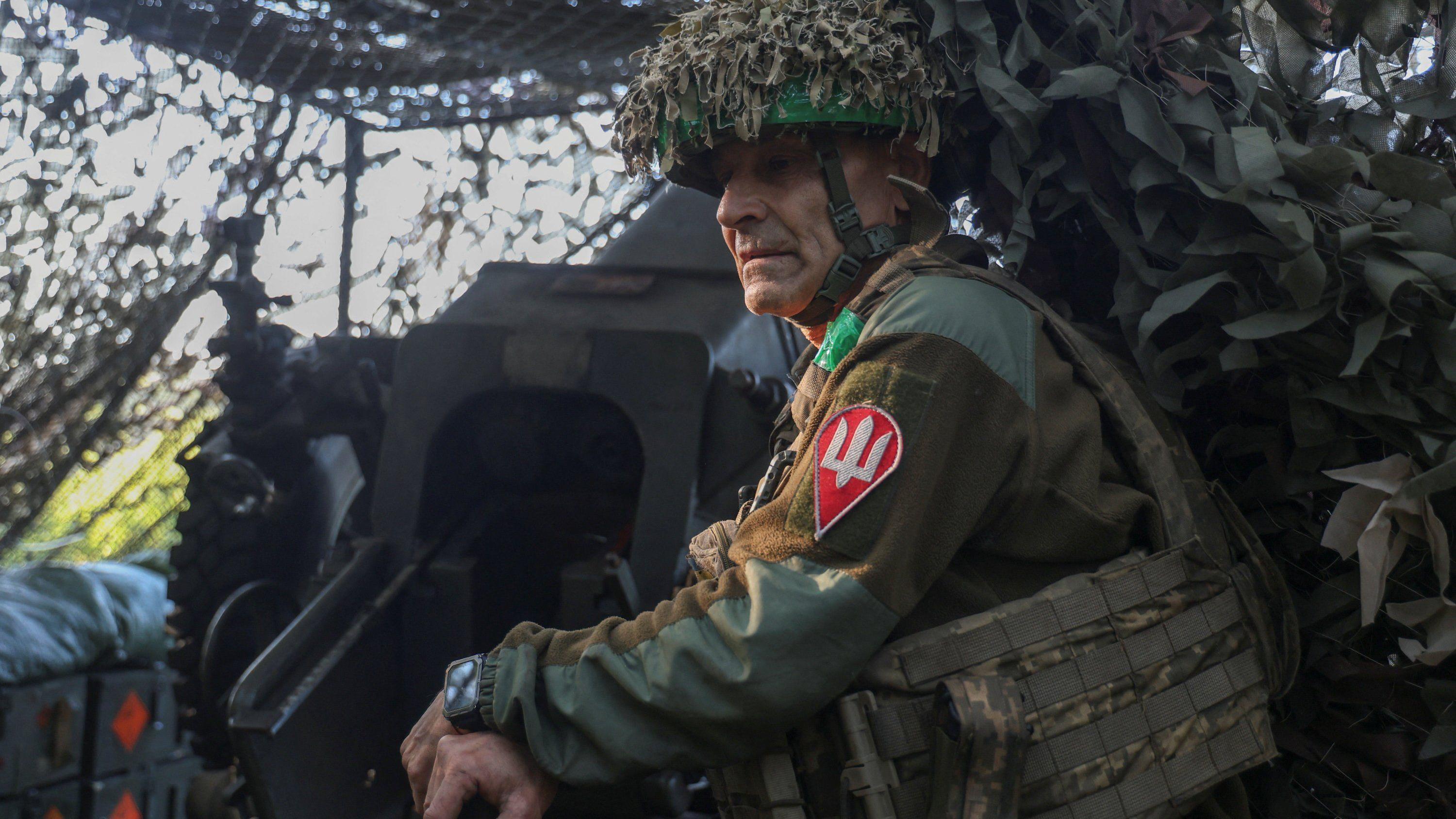 Un militar de la 82ª Brigada de Asalto Aerotransportado Separado de las Fuerzas Armadas de Ucrania se encuentra junto a un obús D-30 durante el disparo contra las tropas rusas, en una línea de frente en la región de Donetsk, el 5 de agosto de 2025.