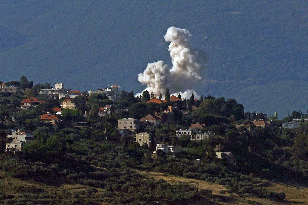 Humo se eleva sobre varios edificios tras un ataque israelí en Líbano