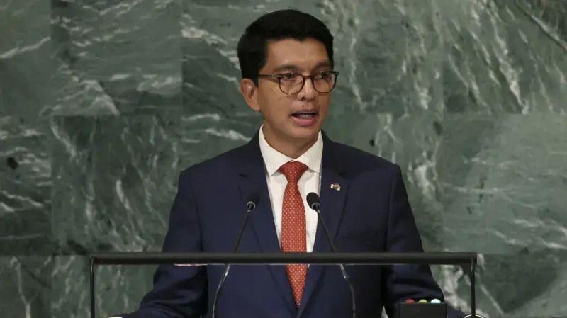 وحدة النخبة في جيش مدغشقر تعلن "توليها السلطة"، والتظاهرات "الغاضبة" تتحول إلى "مؤيدة" للجيش 3 أندري راجولينا
