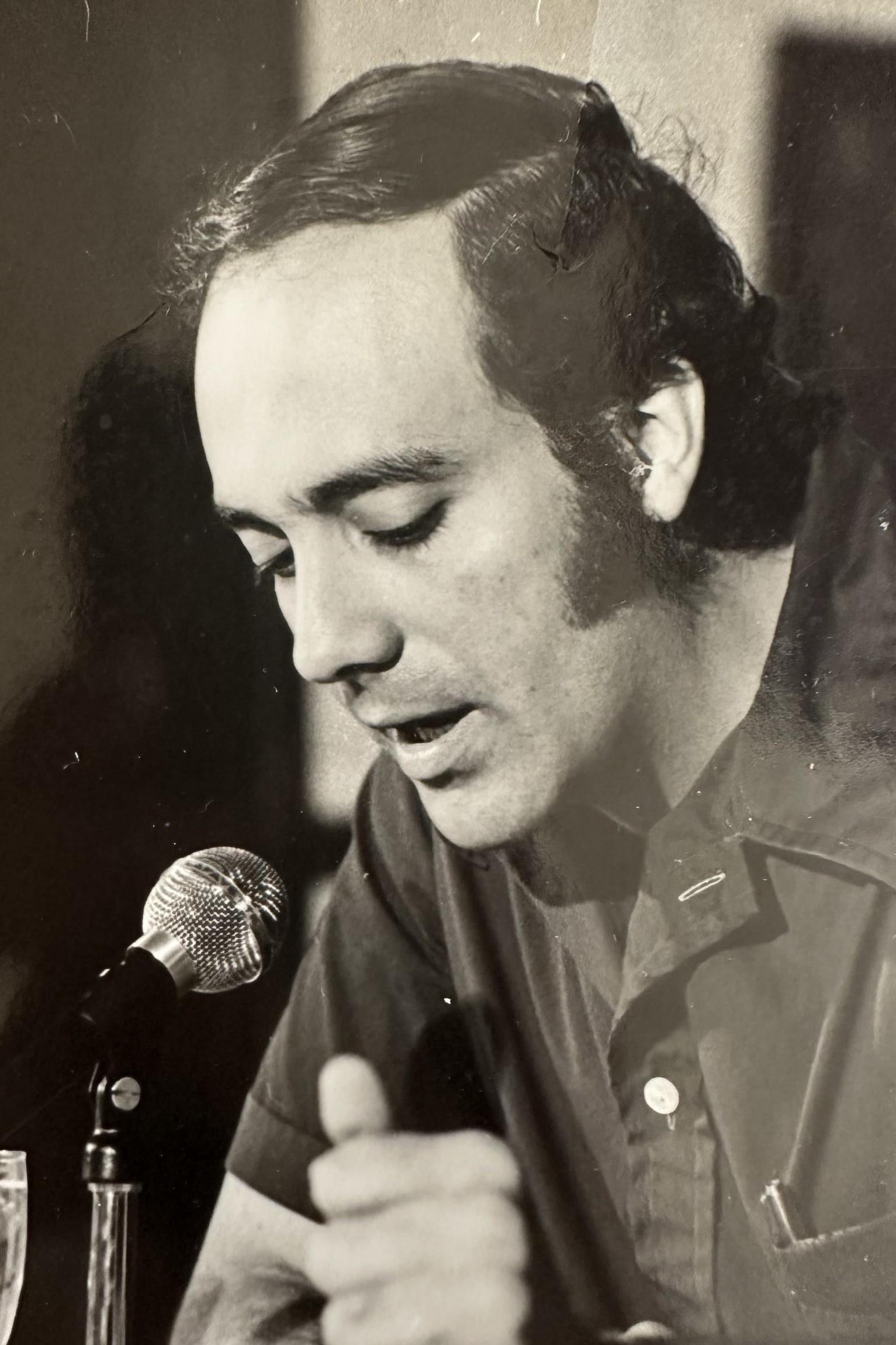 Carlos Alberto Montaner, joven, ante un micrófono.