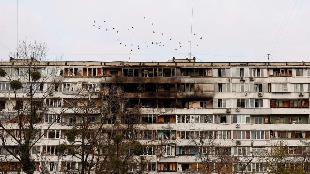 Izmenjeni američki mirovni plan mogao bi da bude prihvatljiv za Ukrajinu 1 Ptice lete iznad stambene zgrade pogođene ruskim napadom dronom