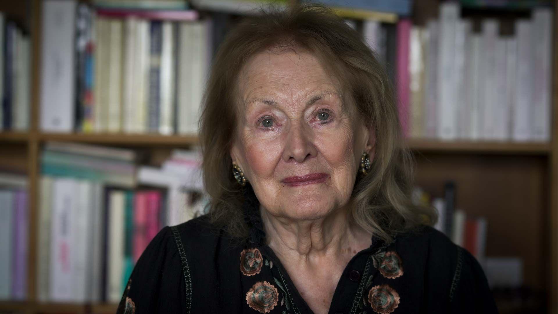 Ani Erno: 'Žene koje su umrle zbog nezakonitih abortusa zaslužuju spomenik' 4 ani erno, starija žena gleda u kameru, iza nje je polica sa knjigama