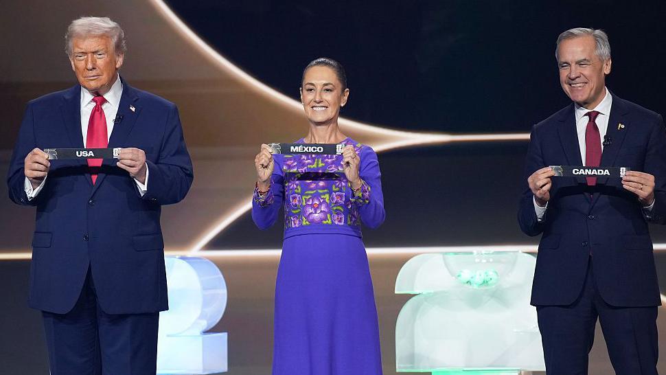 Donald Trump, Claudia Sheinbaum y Mark Carney, cada uno sosteniendo el nombre de su país en un evento por el Mundial 2026