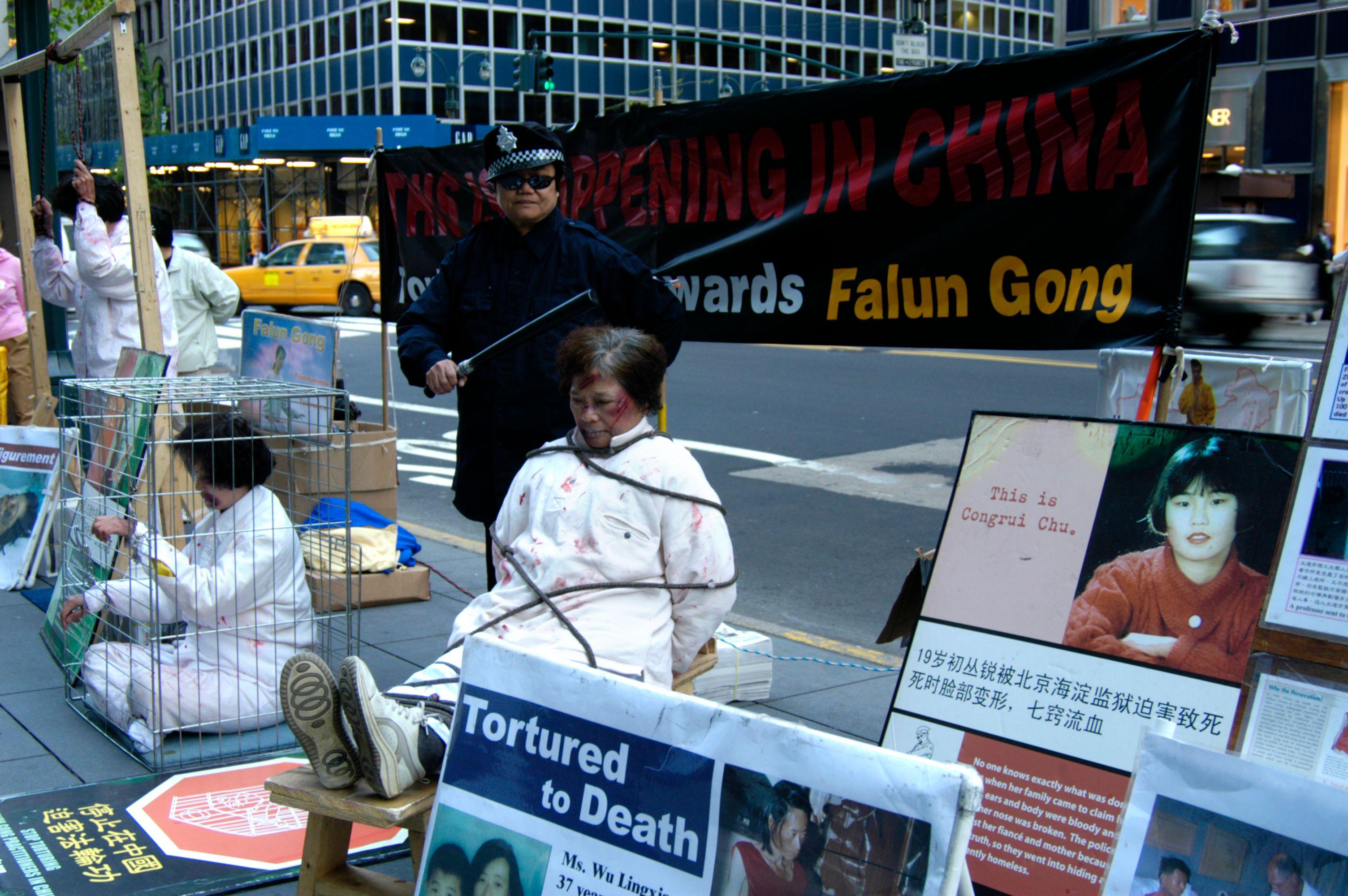 Protest sledbenika Falun Gonga zbog torture u Njujorku 2004.