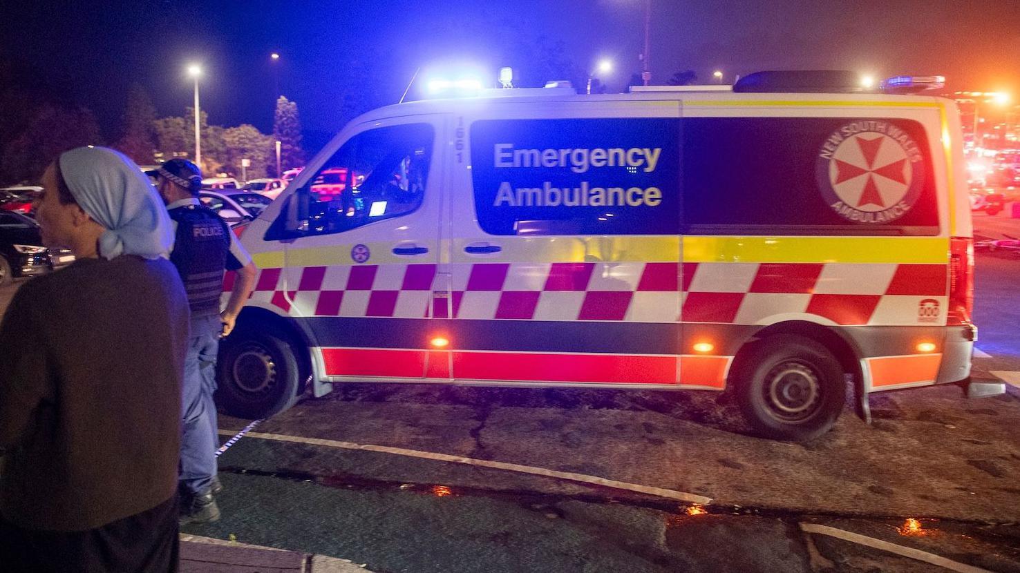 Najmanje 10 mrtvih u pucnjavi na proslavi jevrejskog praznika u Sidneju 1 Ambulantna kola posle pucnjave na plaži Bondi u Sidneju