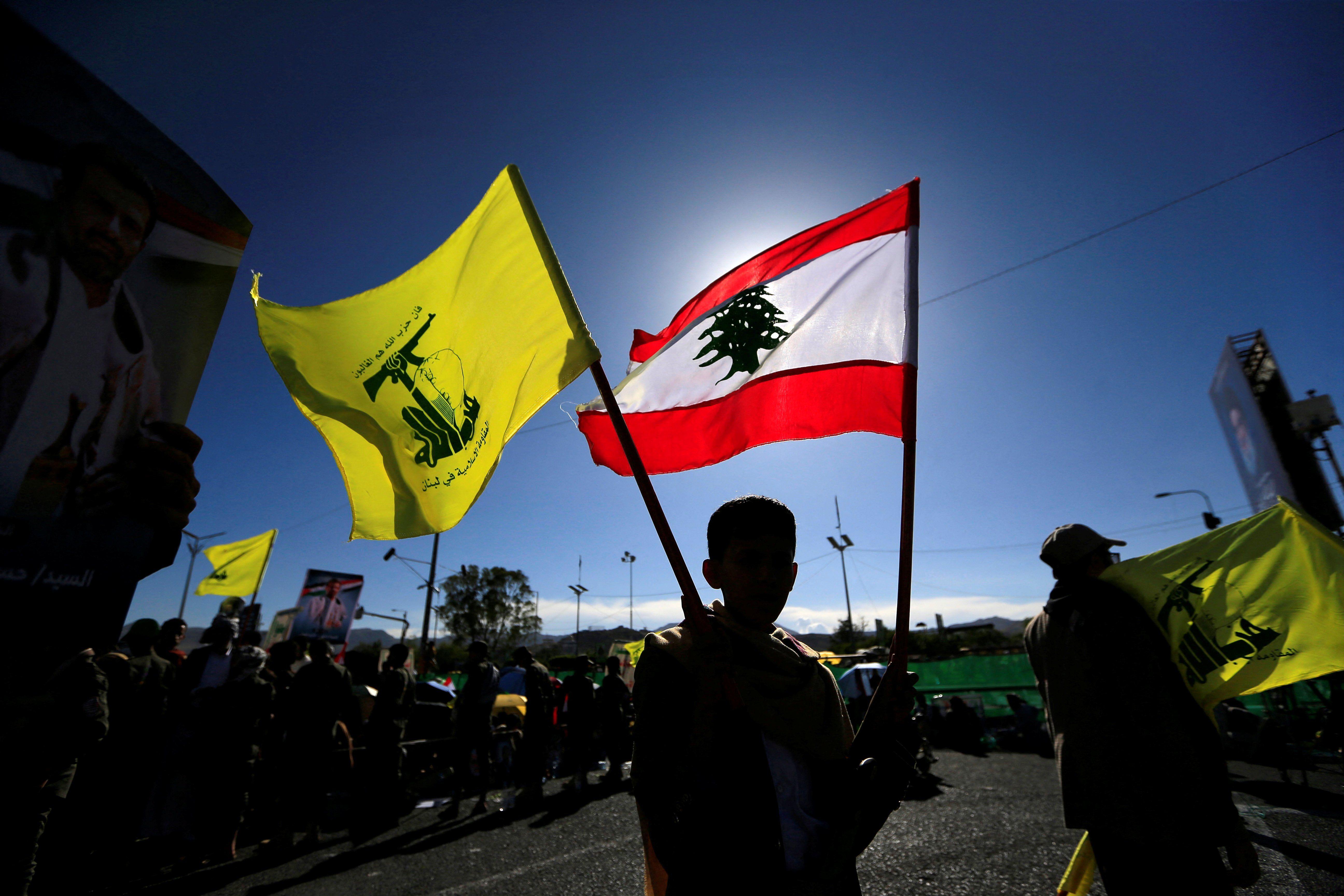 العلم اللبناني إلى جانب أعلام حزب الله، في سياق مقال نشرته "التايمز" رأت فيه دبلوماسية إسرائيلية أن تفكيك قدرات الحزب العسكرية شرط لاستقرار لبنان وأمن إسرائيل.
