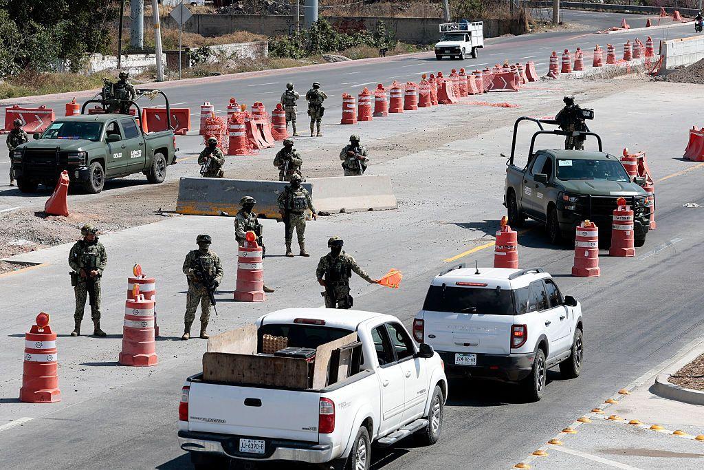 Militares en un punto de control vial en Jalisco