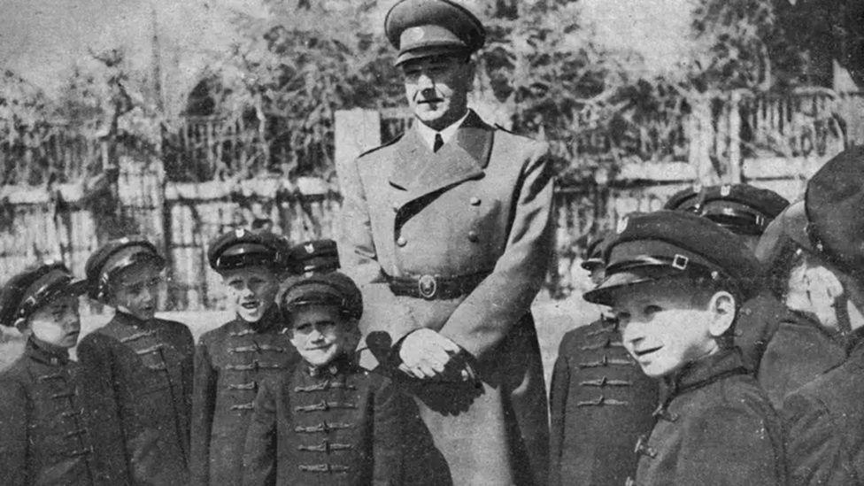 Ante Pavelić u uniformi sa decom