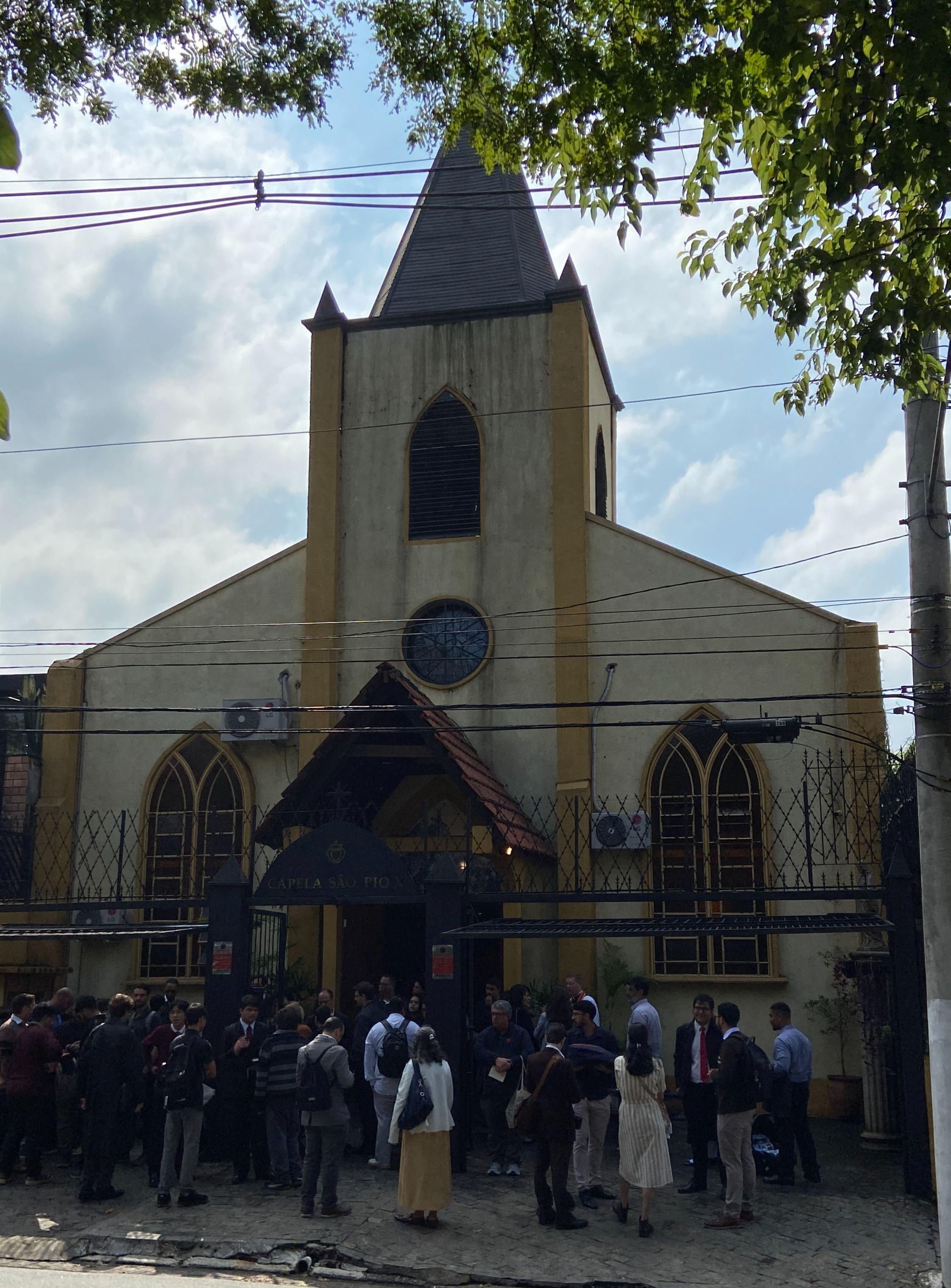 Fi&eacute;is reunidos ap&oacute;s missa de domingo na cal&ccedil;ada da Fraternidade Sacerdotal S&atilde;o Pio X