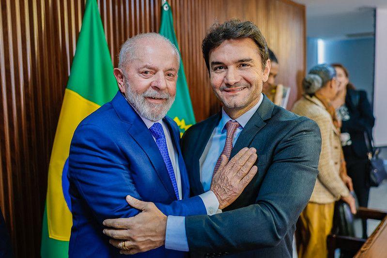 Lula e Sabino abraçados e sorrindo em salão