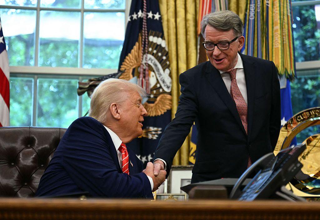 Donald Trump le estrecha la mano a Peter Mandelson, embajador de Reino Unido en EE.UU., en la oficina oval.