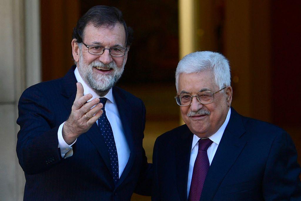 Mariano Rajoy y Mahmud Abás, ambos con traje azul marino y corbata.