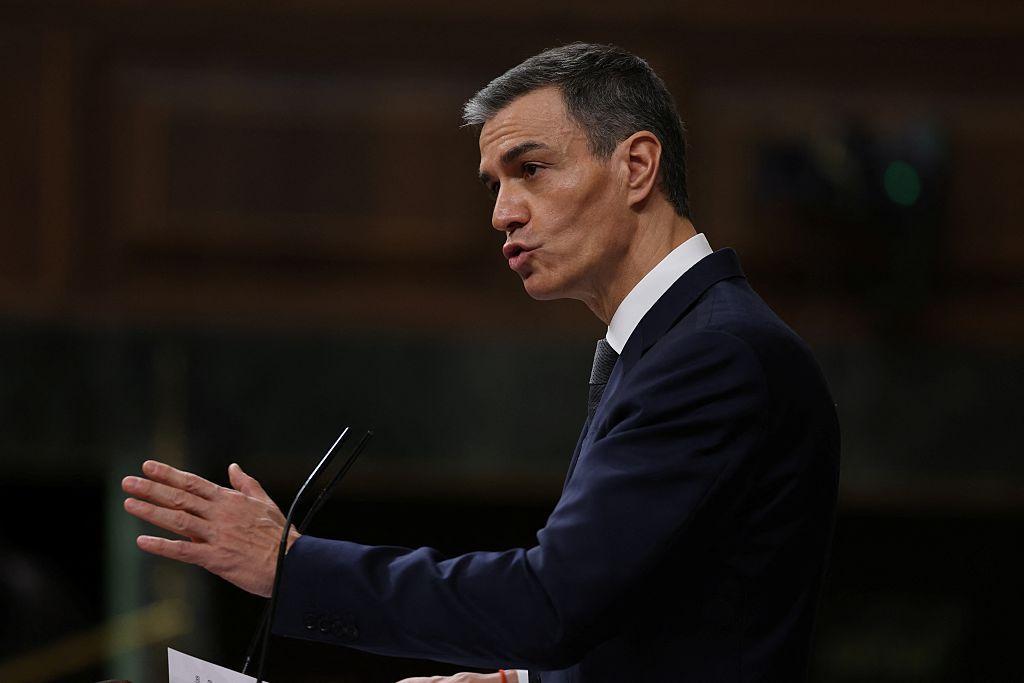 رئيس الوزراء الإسباني بيدرو سانشيز يشير بيده أثناء إلقائه كلمة أمام البرلمان يوم 11 فبراير/شباط 2026. 