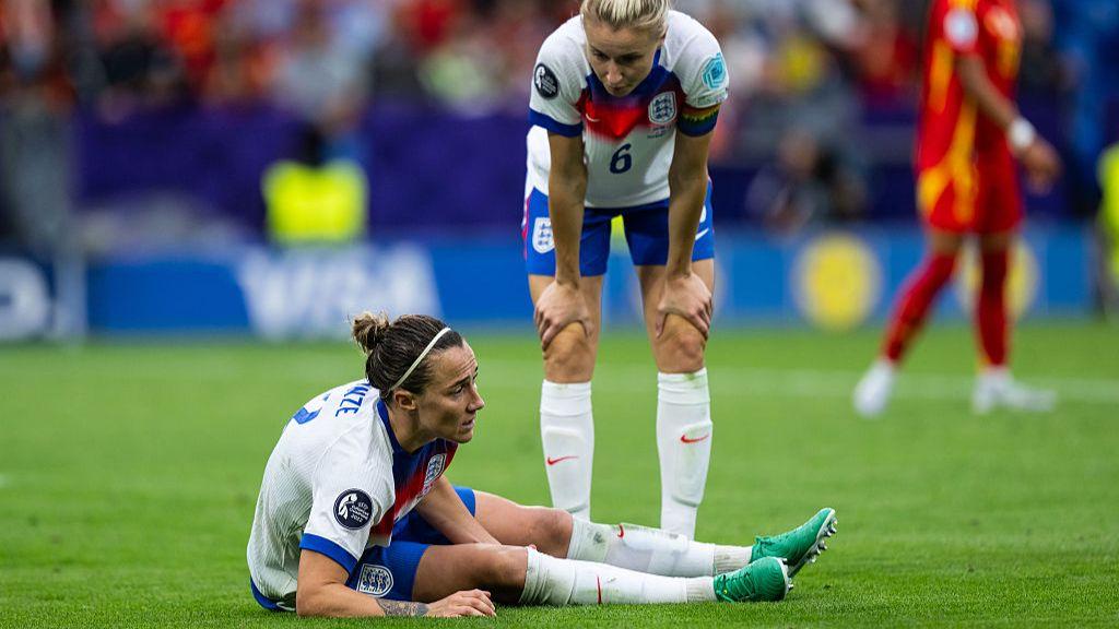 How did Bronze play Euro 2025 with fractured tibia?