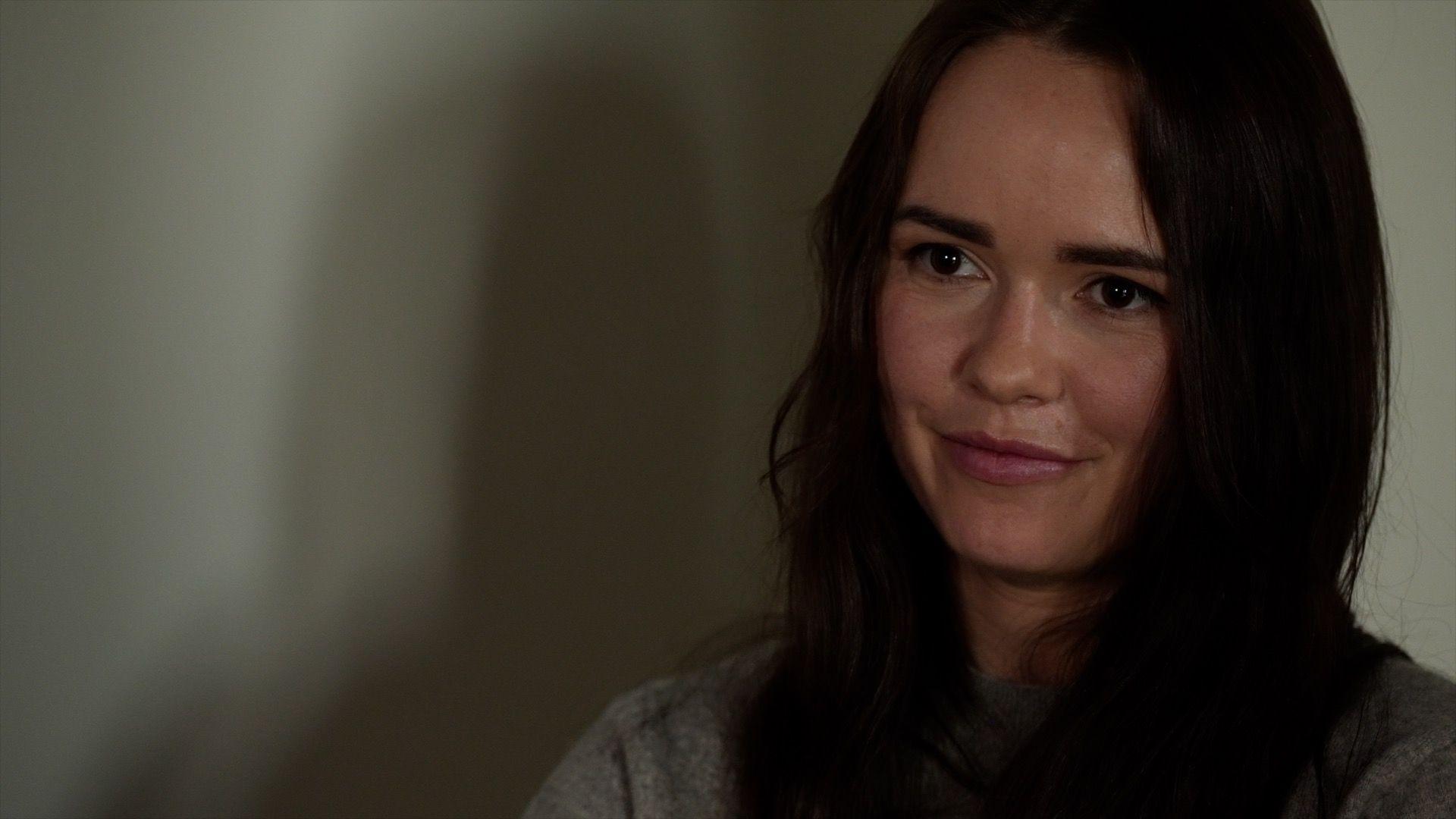 Irena Terekh de Fire Point. Una mujer joven de pelo negro largo con un saco gris, en conversación con la BBC