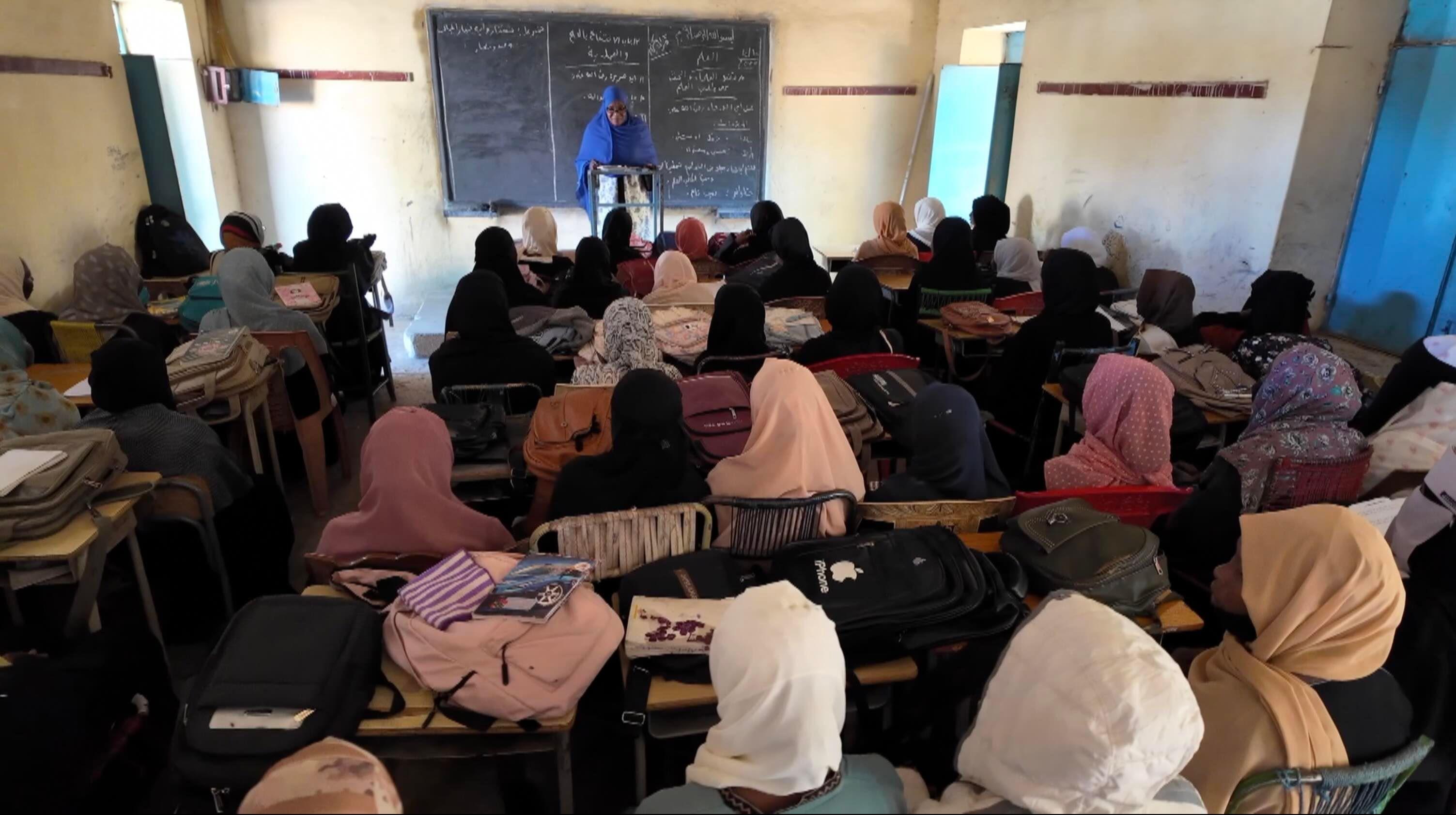 طالبات تدرسن في الفصل بعد استئناف الدراسة في المدرسة.