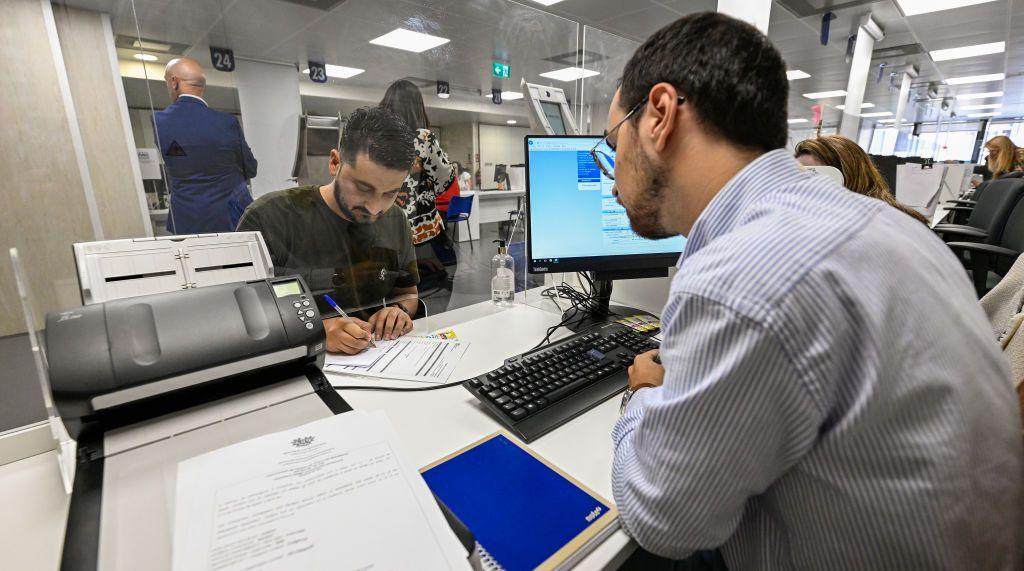 Duas pessoas em um escritório de imigração em Portugal