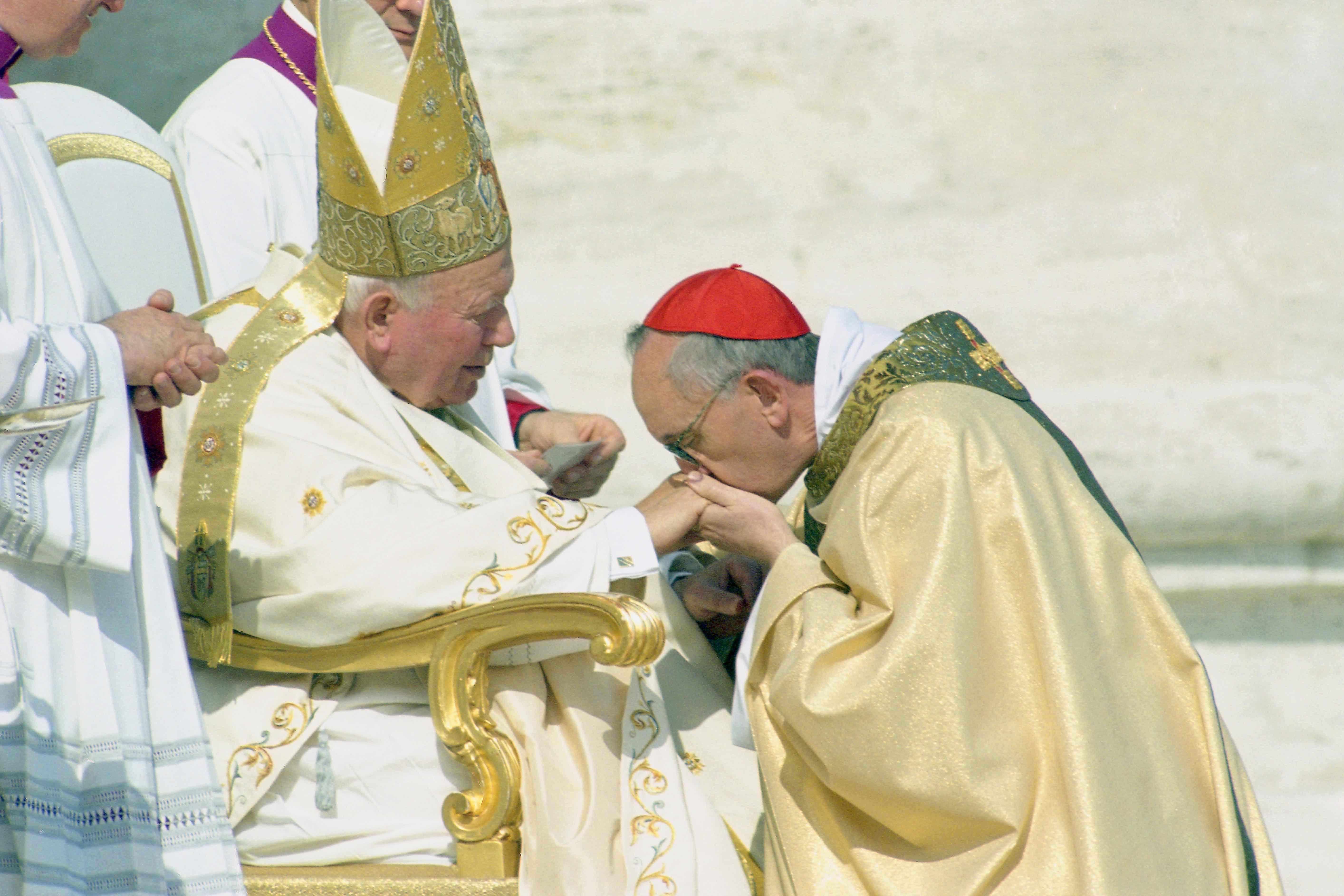 Bergoglio beijando a mão do Papa João Paulo 2°