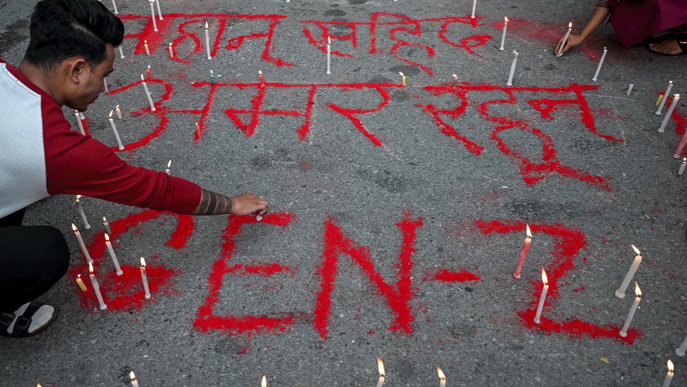 Várias velas no chão e escrito de vermelho Geração Z