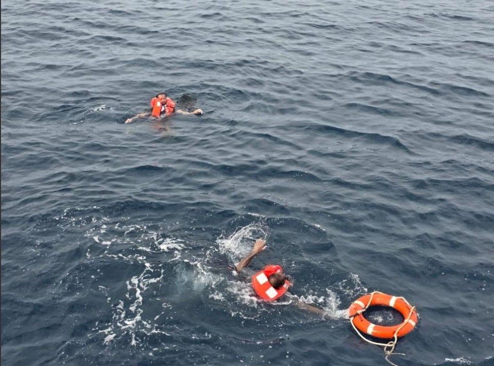 إغراق الحوثيين لسفينتين يثير تفاعل مستخدمي وسائل التواصل الاجتماعي 1 شخصان يرتديان ملابس إنقاذ برتقالية اللون، وسط البحر. الصورة التقطت نهاراً والبحر فيه أمواج منخفضة العلو.