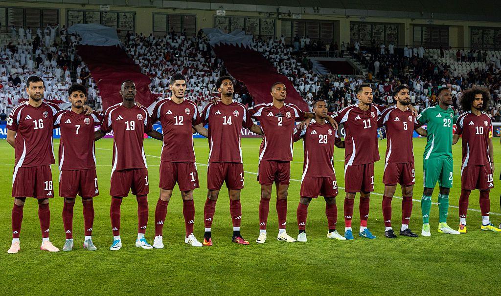 تشكيلة منتخب قطر في مباراة أمام إيران- باللون العنابي.