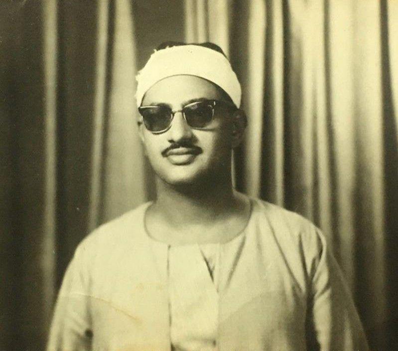 صورة للشيخ محمد صديق المنشاوي بالعِمة والقفطان وهو يرتدي نظارة شمس