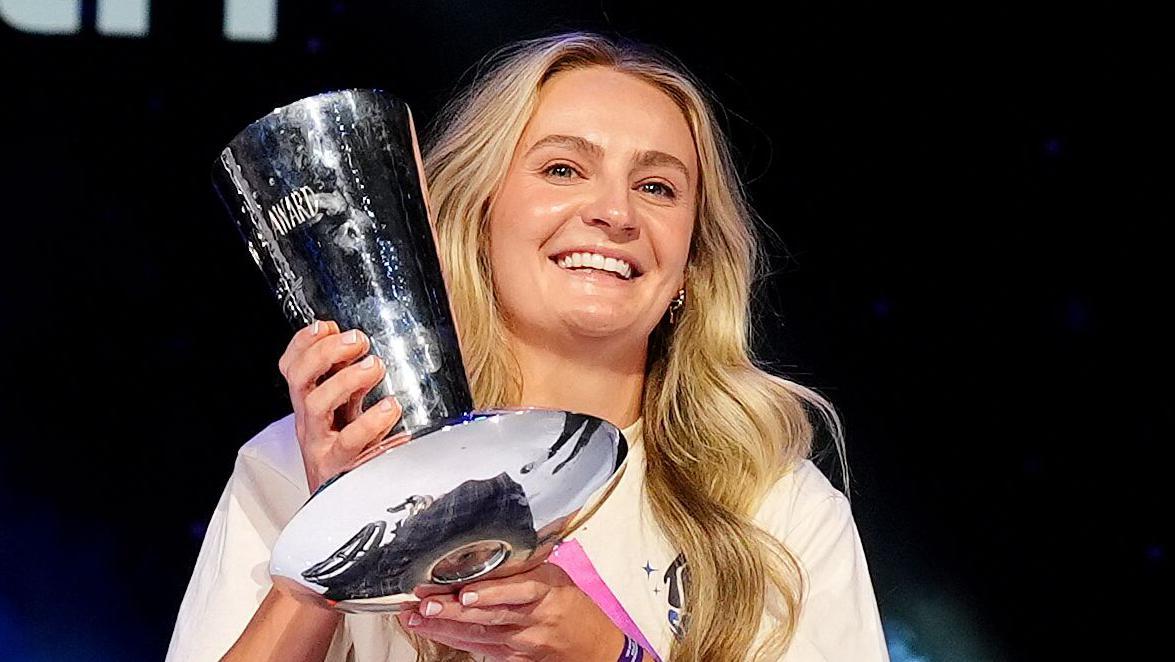 Scotlands Woods awarded outstanding athlete award as Commonwealth Games ends