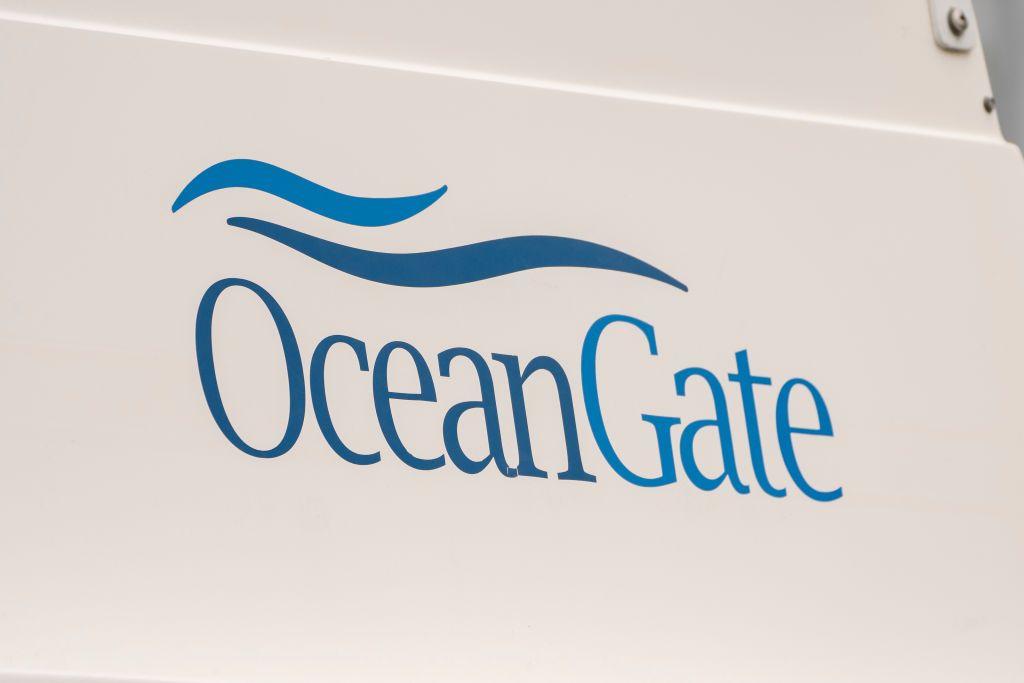 Logotipo de OceanGate en azul, impreso sobre la puerta blanca de un camión