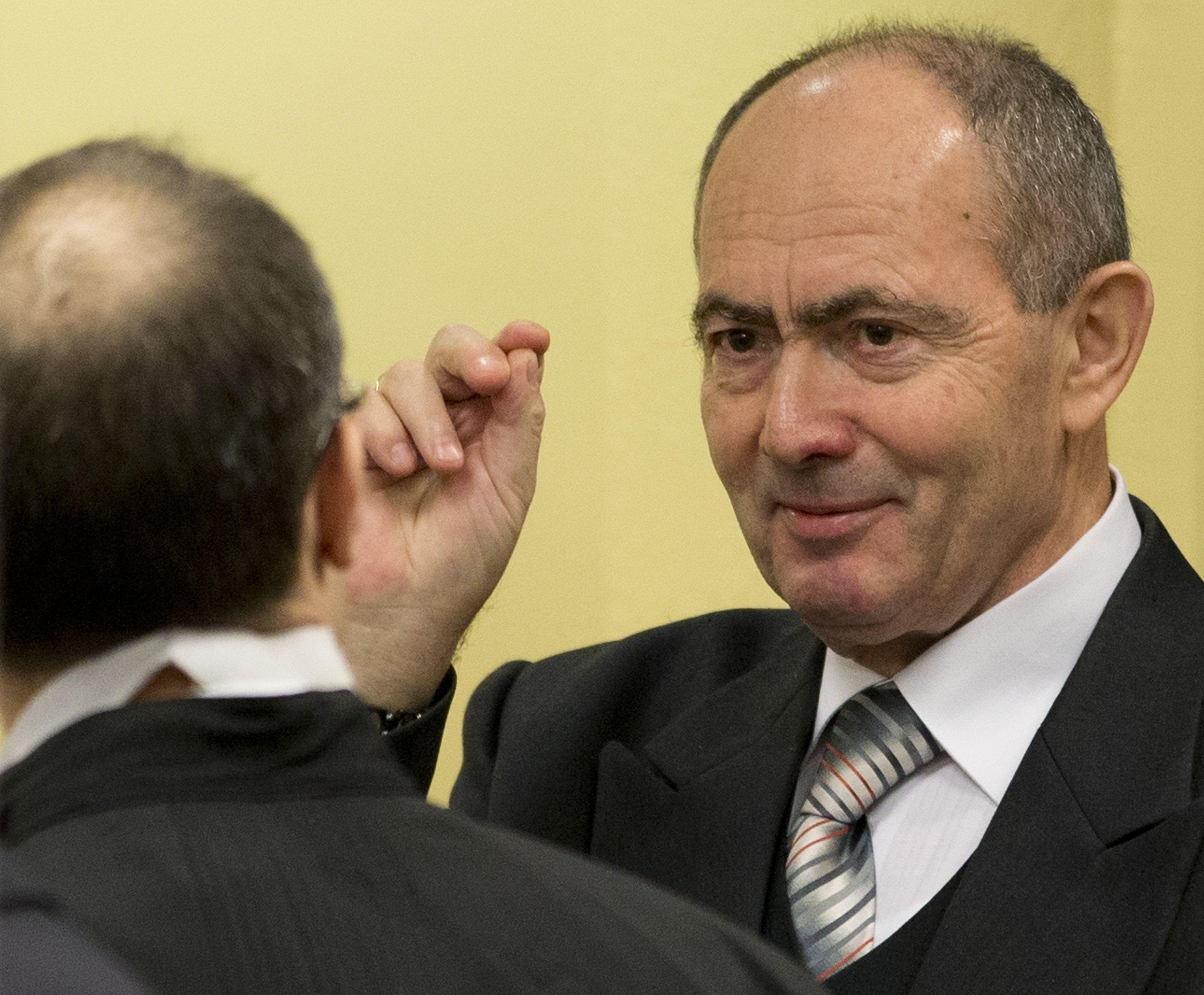 Zdravko Tolimir se u sudnici pojavljivao sa velikim drvenim krstom oko vrata, a prilikom izricanja presude se prekrstio