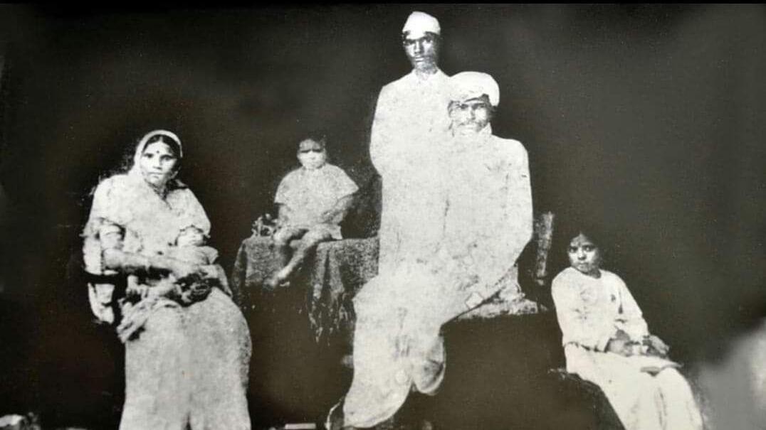 گاندھی جی دودھ بھائی دفدا کے خاندان کے ساتھ، لکشمی دائیں طرف نظر آ رہی ہیں۔