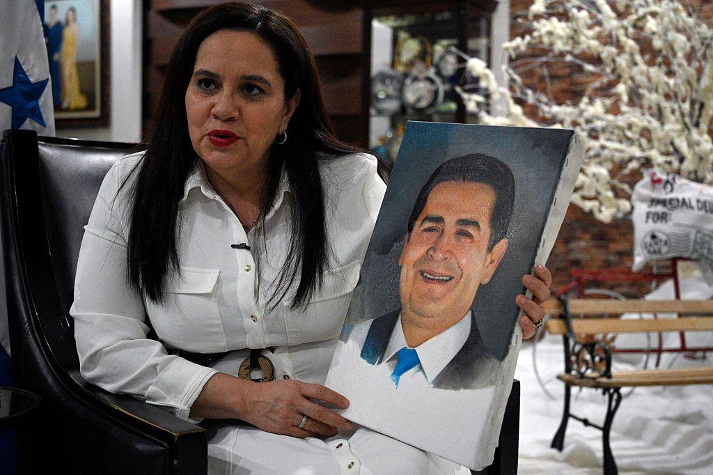 Ana García de Hernández, esposa del expresidente de Honduras Juan Orlando Hernández, sostiene una pintura de su esposo durante una entrevista con AFP en Tegucigalpa el 2 de diciembre de 2025.  (Foto de Orlando SIERRA / AFP vía Getty Images)